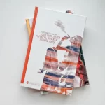 Щасливі люди читають книжки і п’ють каву - Зображення 2